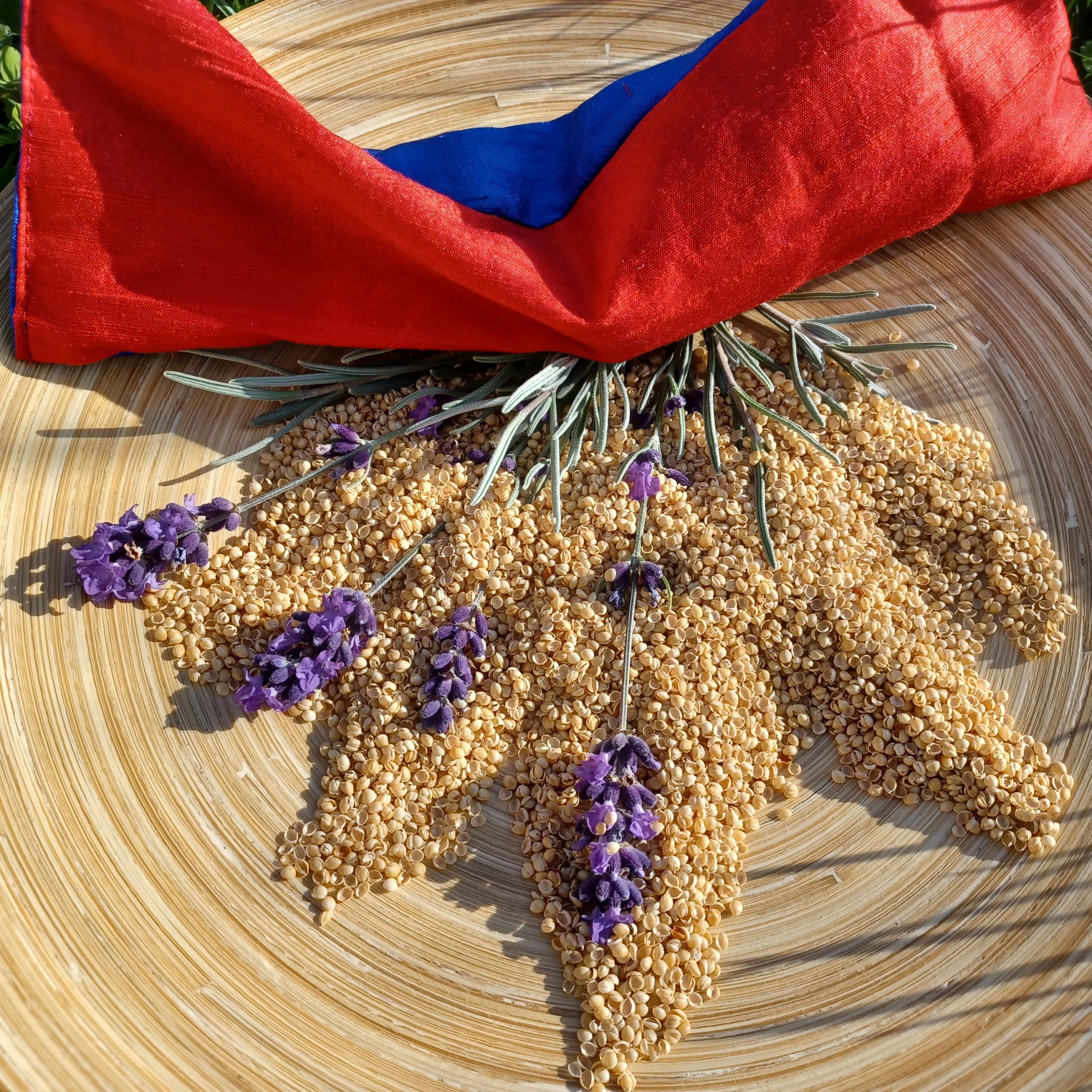 Der Inhalt des Visiovital Augenkissens ist abgebildet: gereinigte Hirsespelz mit einem Hauch Lavendel.