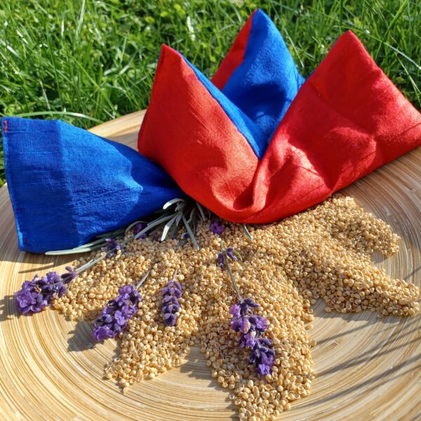 Der Inhalt des Visiovital Augenkissens ist abgebildet: gereinigte Hirsespelz mit einem Hauch Lavendel.