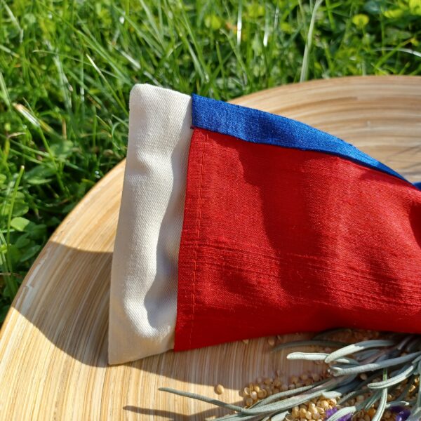 Dieses Augenkissen besteht aus 2 Komponenten. Aus Inlett und waschbarem Überzug.