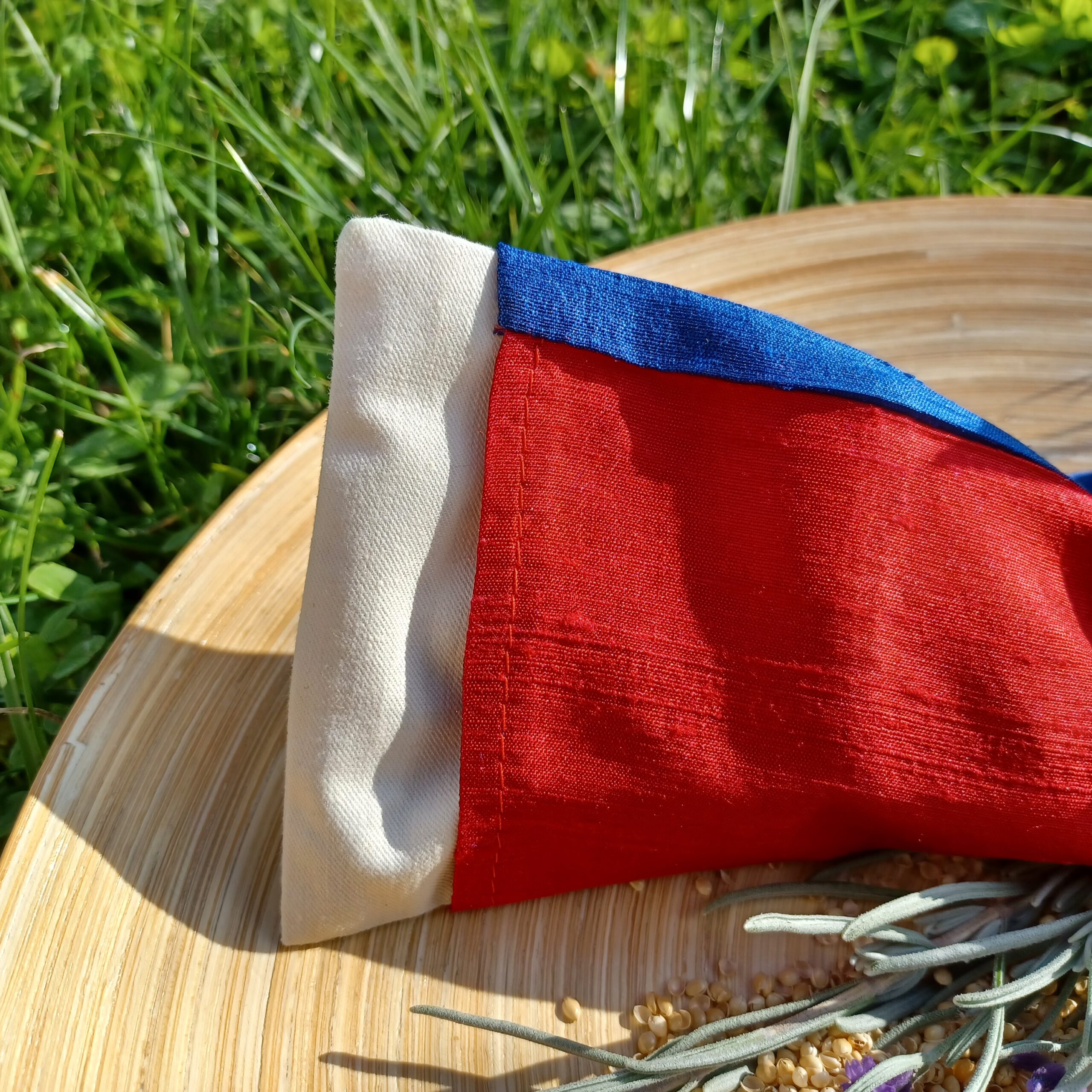 Dieses Augenkissen besteht aus 2 Komponenten. Aus Inlett und waschbarem Überzug.