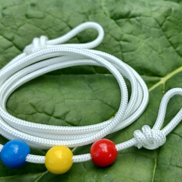 Diese Perlenschnur für Augenübungen im Sehtraining heißt Brockschnur. Sie erhalten sie bei www.sehgut.de mit 3 oder 4 verschiebbaren Perlen in den Farben rot, grün, blau und gelb.