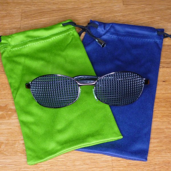 Eckrasterbrille mit Metallrahmen