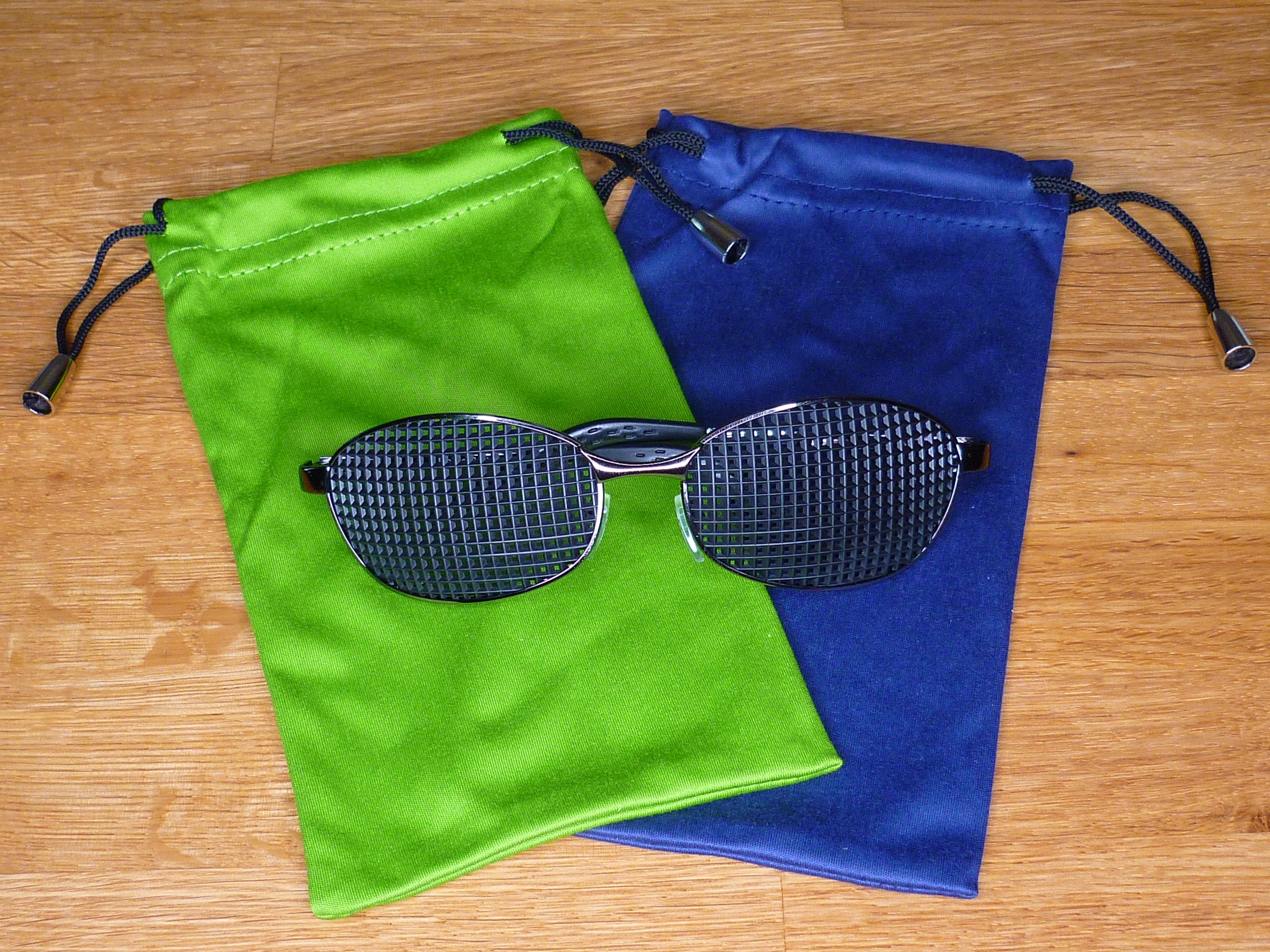 Eckrasterbrille mit Metallrahmen