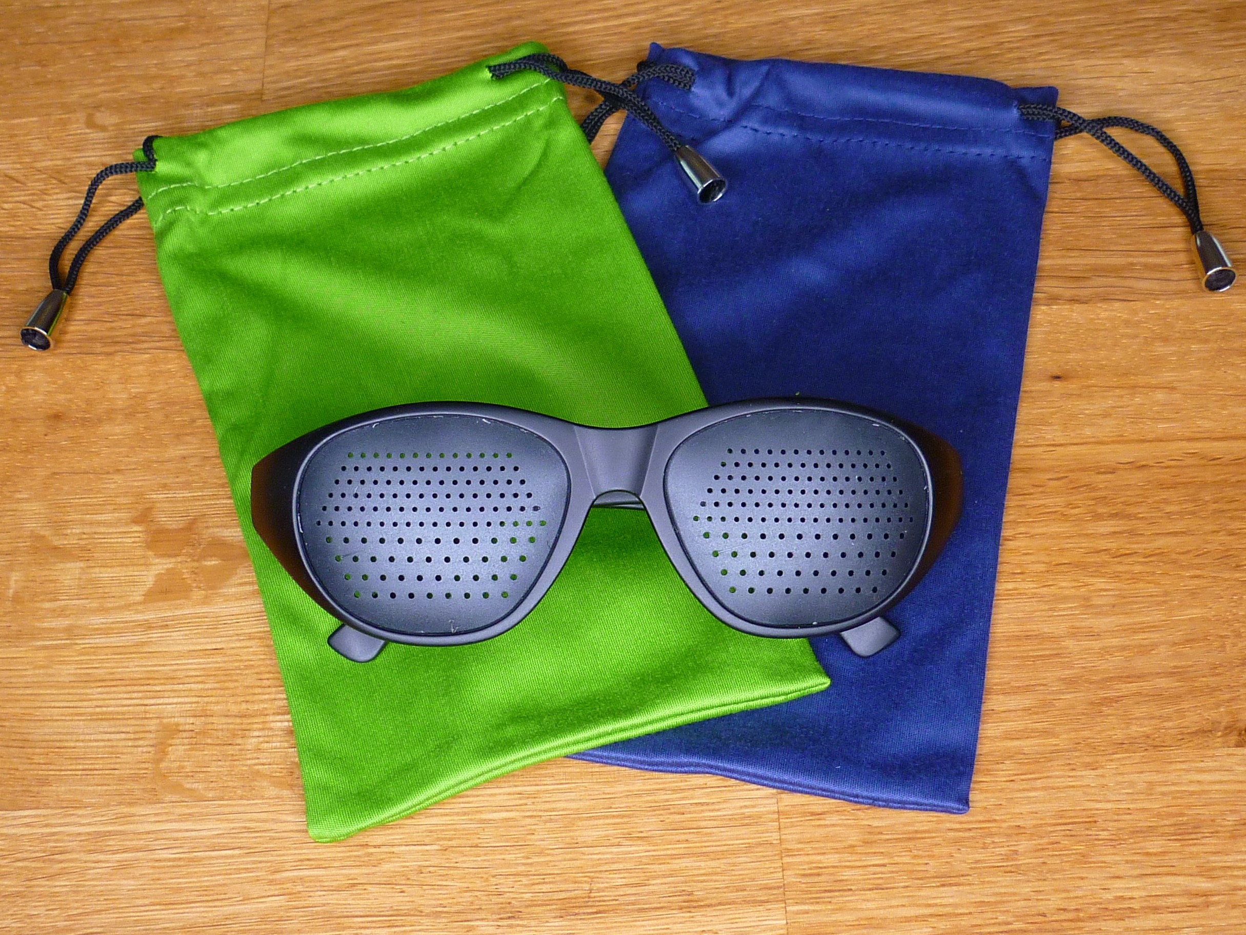 Panoramarasterbrille mit kleinen Löchern