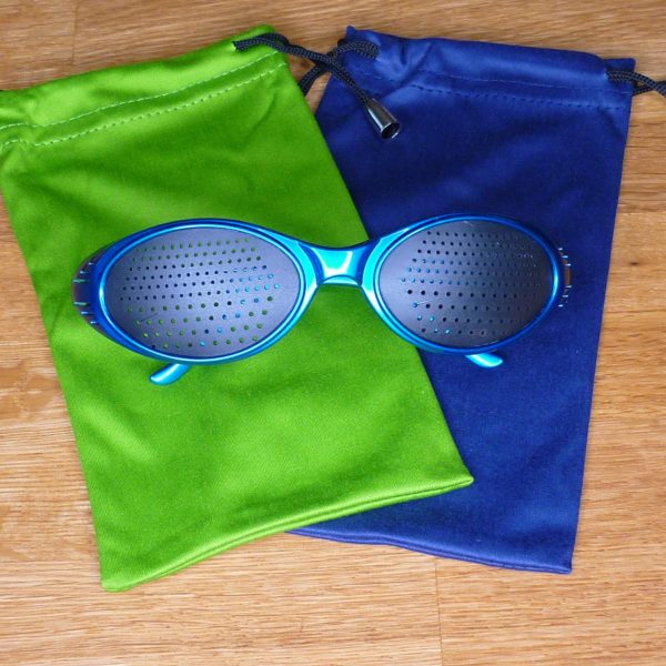 Sportrasterbrille mit kleinen Löchern
