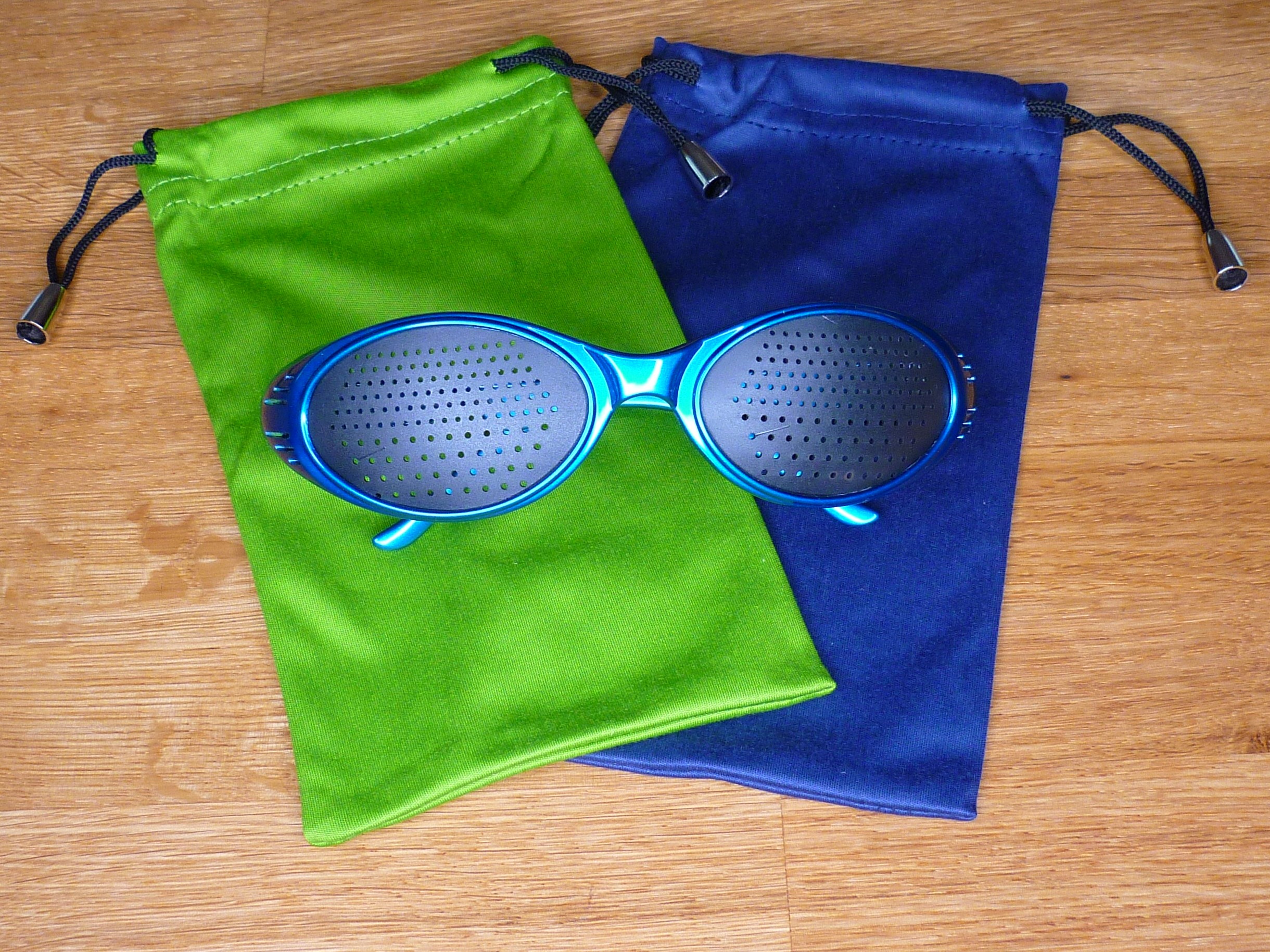 Sportrasterbrille mit kleinen Löchern