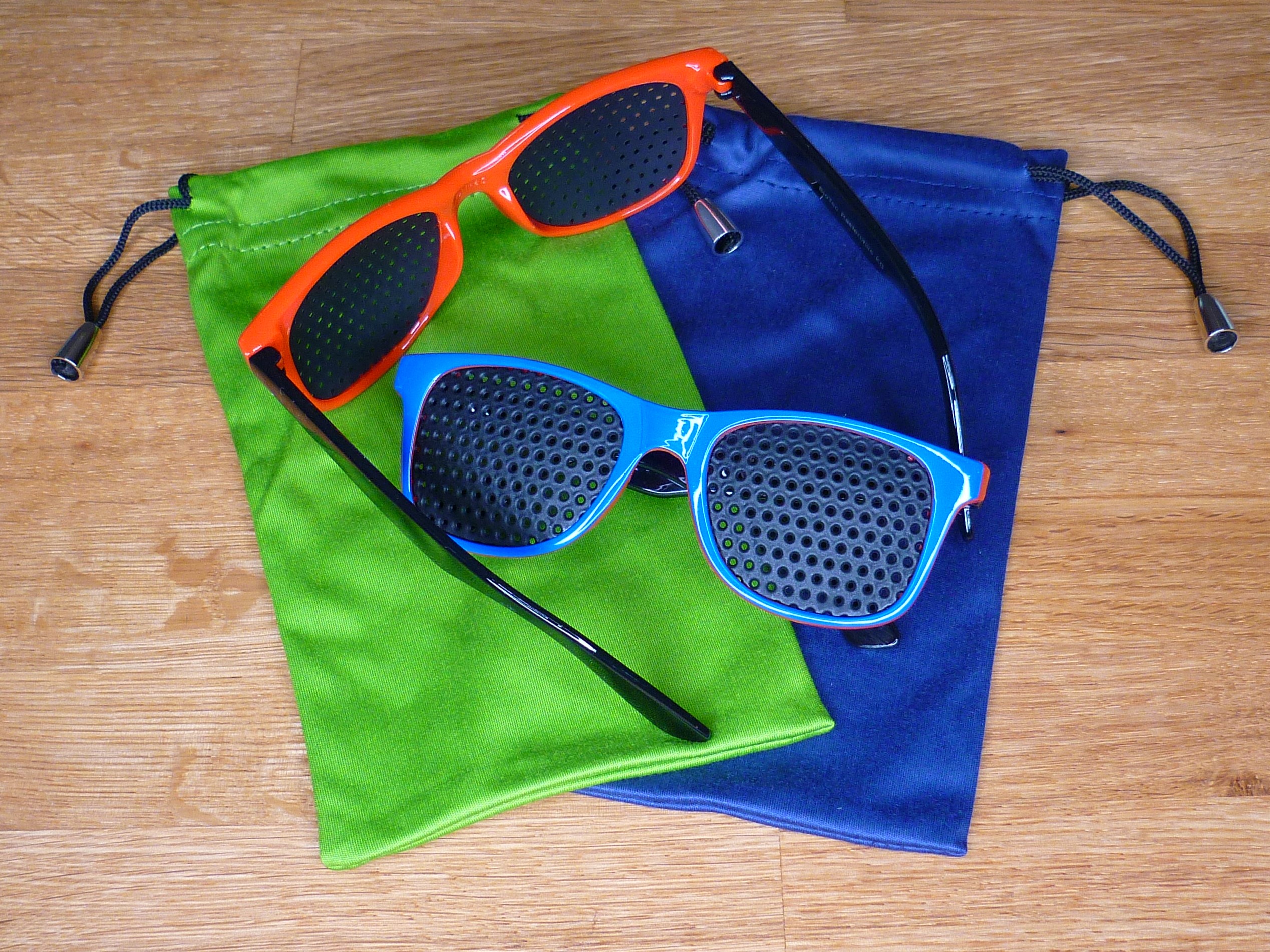 Kinderrasterbrille in der Farbkombination blau-rot