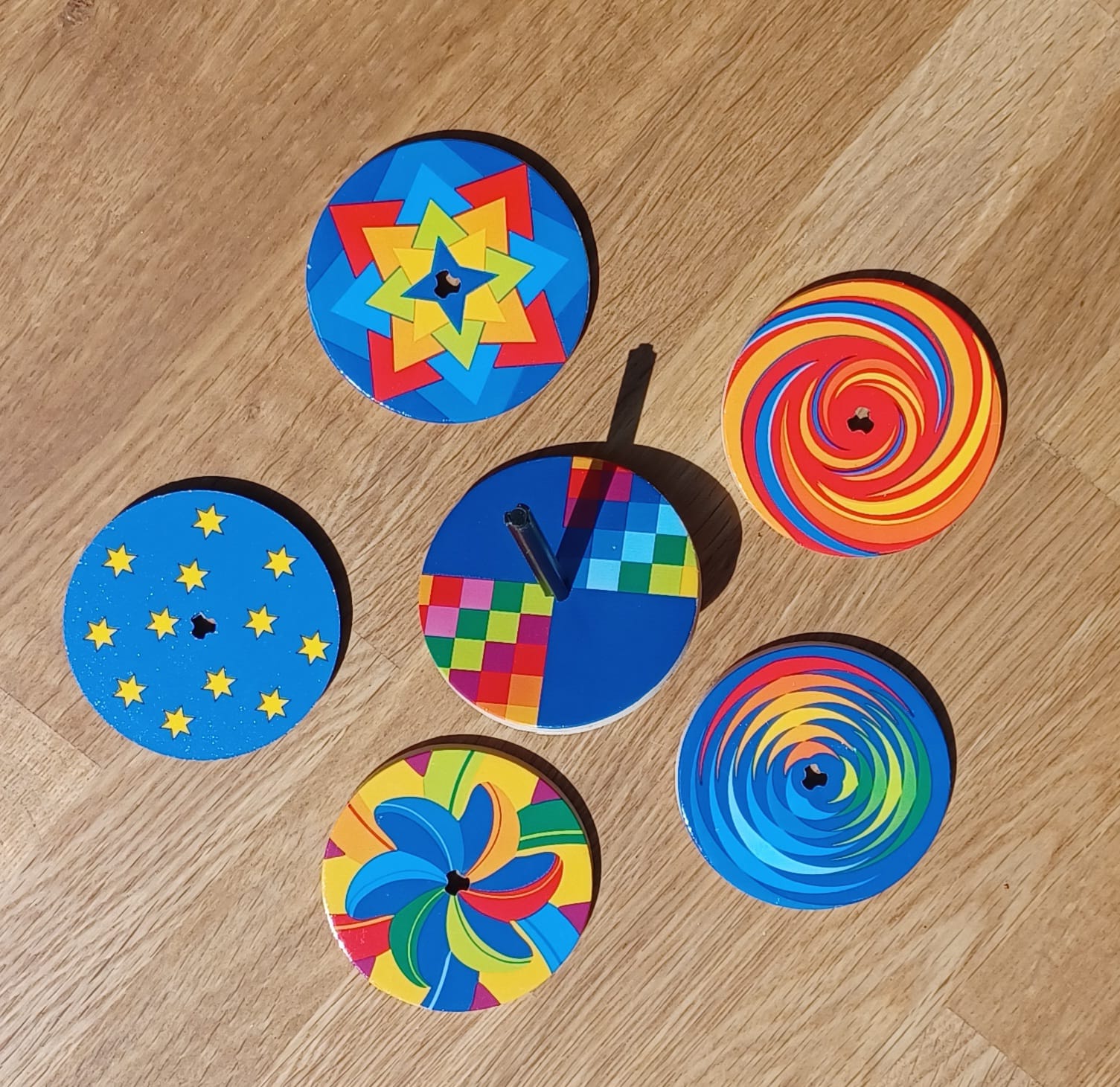 Kreisel mit bunten Mustern