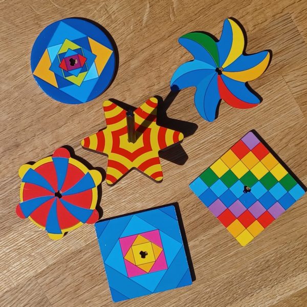 Kreisel mit bunten Mustern und verschiedenen Formen