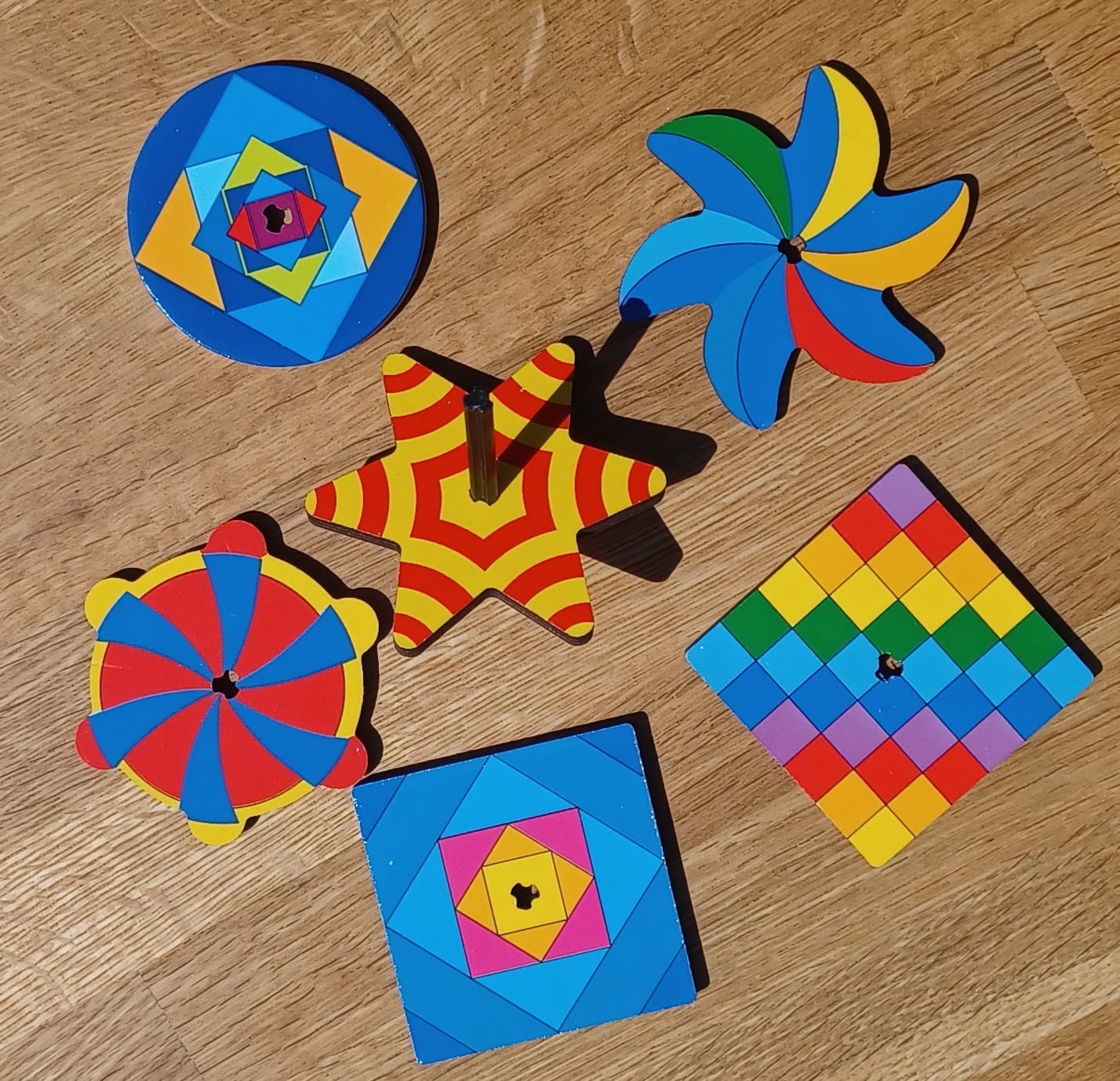 Kreisel mit bunten Mustern und verschiedenen Formen