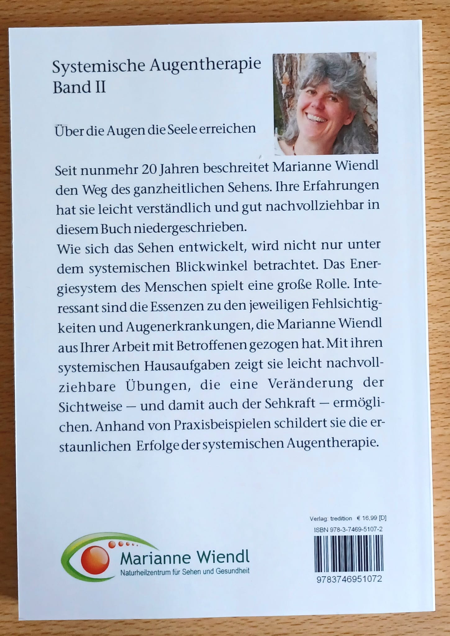 Die Rückseite vom Buch "Herzverbunden sehen" ist weiß und ein kleines Foto der Autorin Marianne Wiendl ist zu sehen.