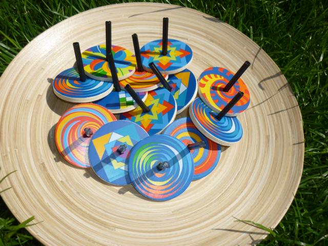 Kreisel mit bunten Mustern und verschiedenen Formen