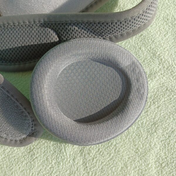 Abgebildet ist eine einzelne Augenmuschel der Schlafbrille von sehgut.