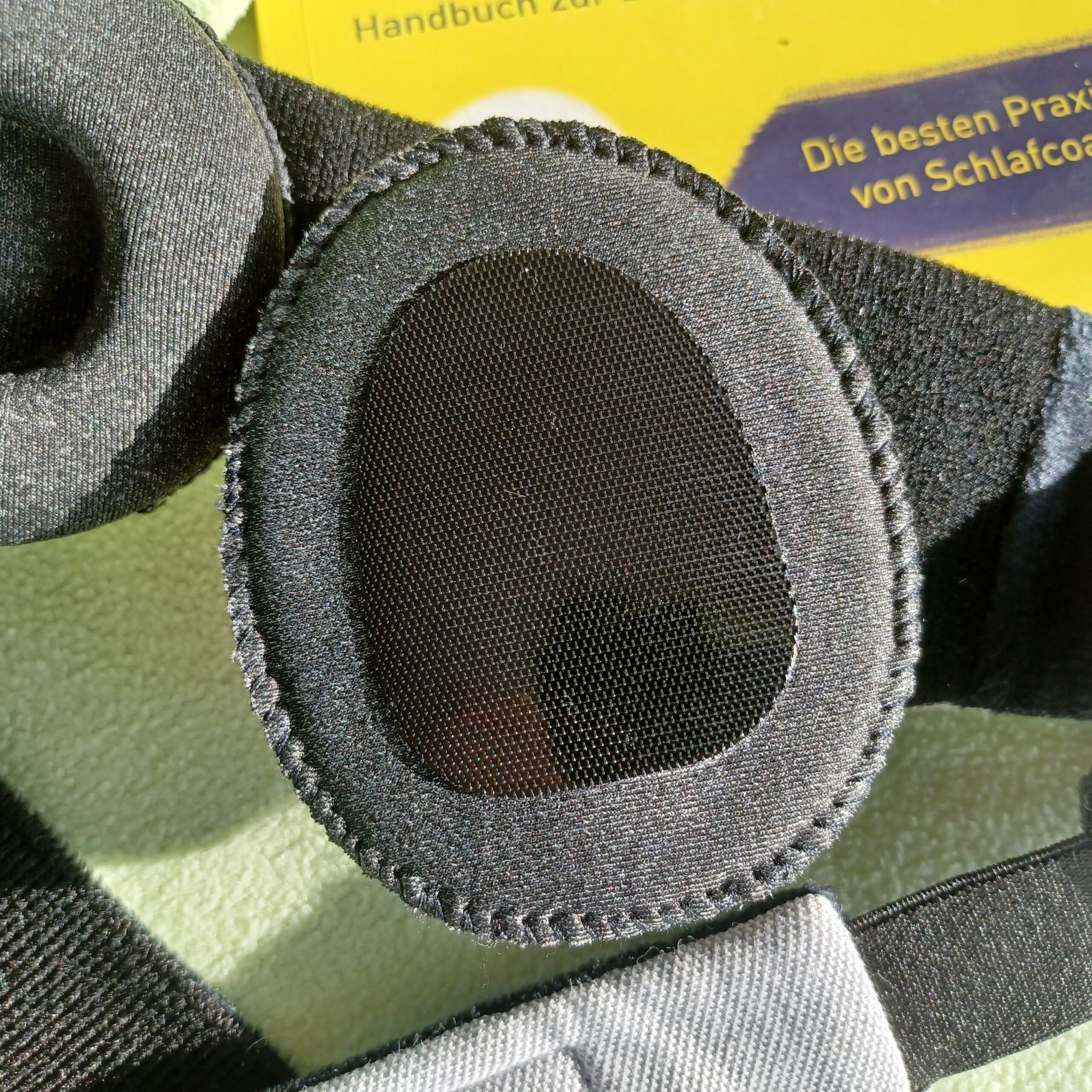 Abgebildet ist eine einzelne Augenmuschel der Schlafbrille von sehgut.