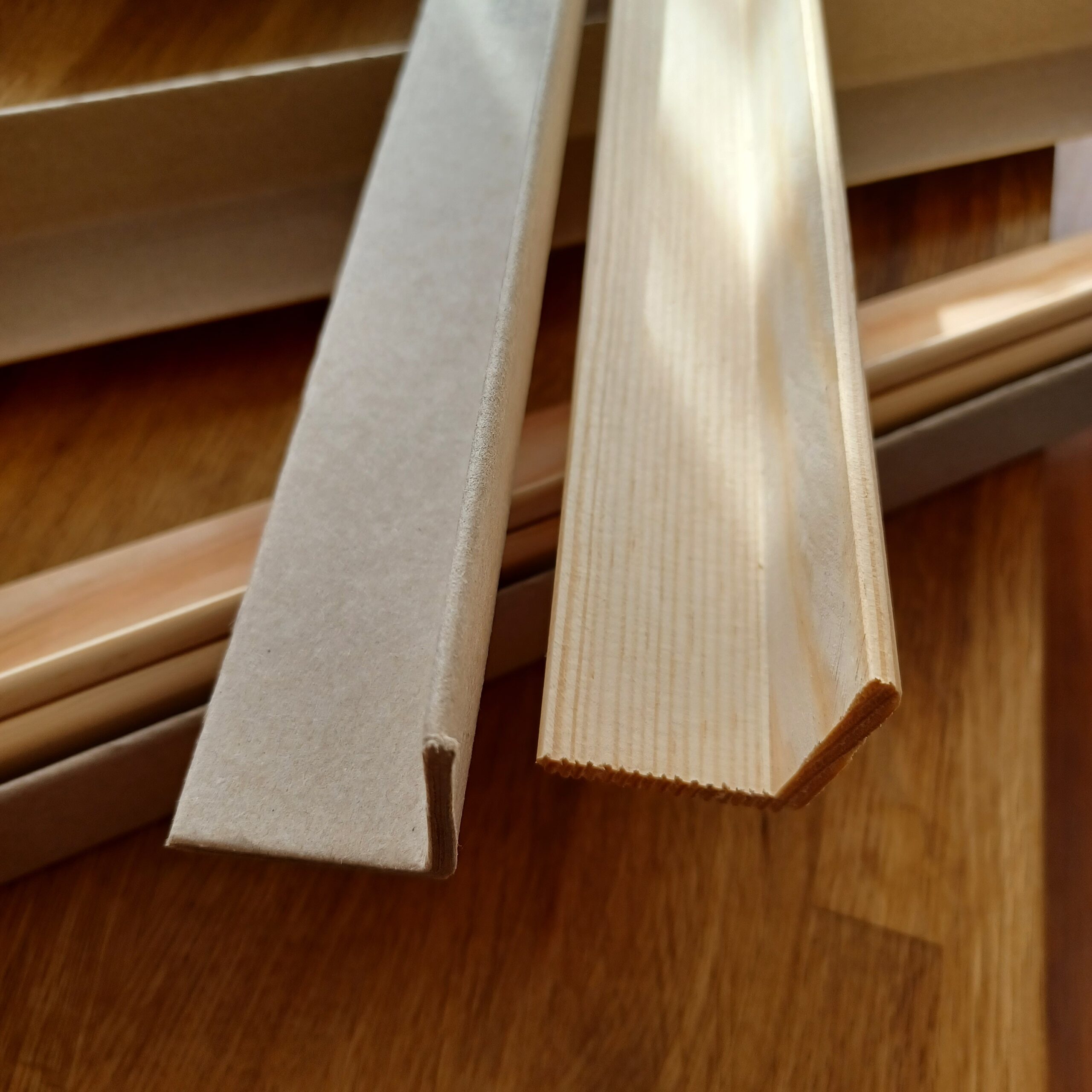 2 Eckleisten sind abgebildet. Eine aus Holz und eine aus Pappe.