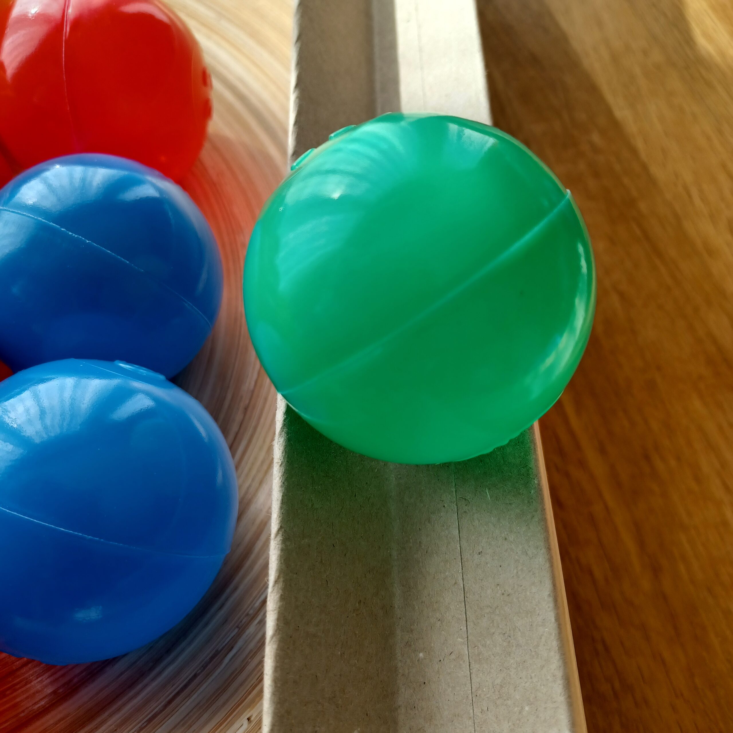 Kunststoffball auf einer Eckleiste aus Pappe