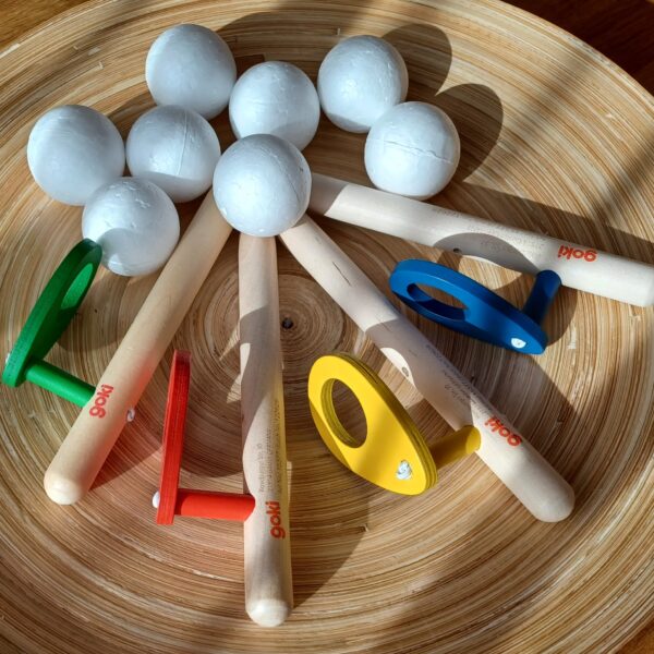 4 Schwebepfeife aus Holz mit 8 Styroporkugeln.