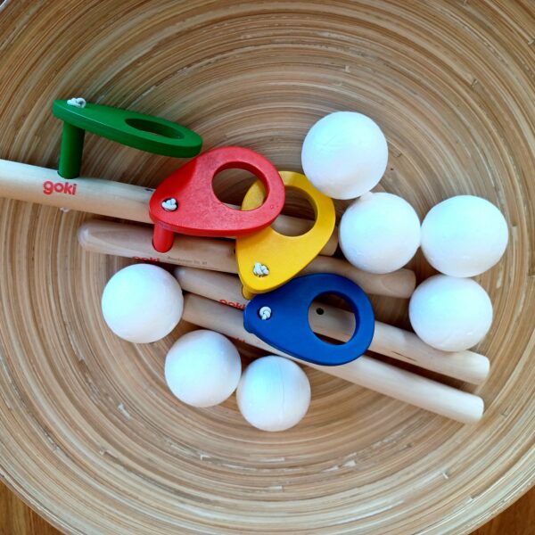 4 Schwebepfeife aus Holz mit 8 Styroporkugeln.