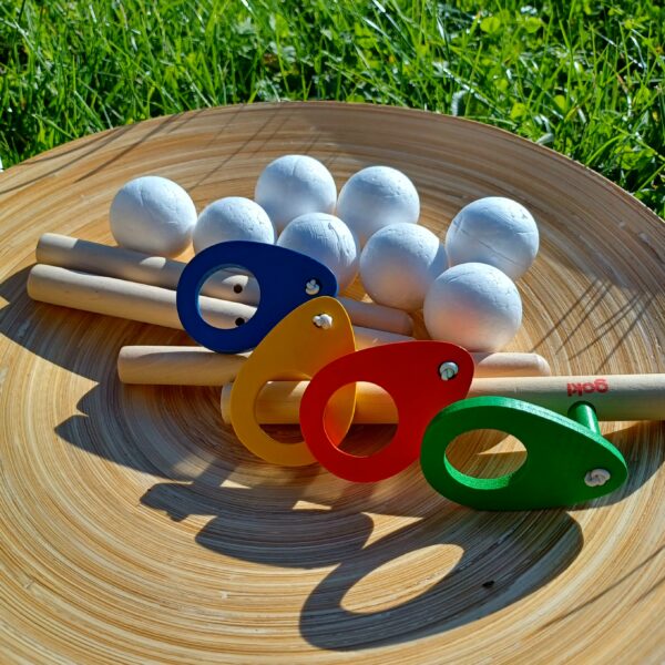 4 Schwebepfeife aus Holz mit 8 Styroporkugeln.