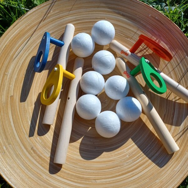 4 Schwebepfeife aus Holz mit 8 Styroporkugeln.