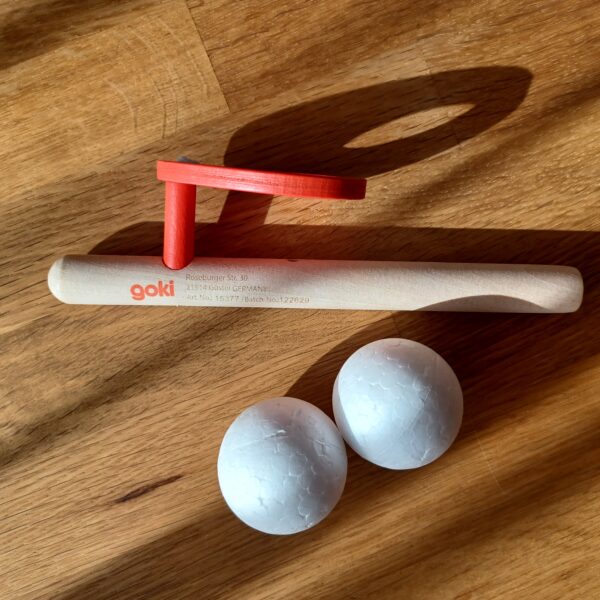 Eine Schwebepfeife aus Holz mit 2 Styroporkugeln.