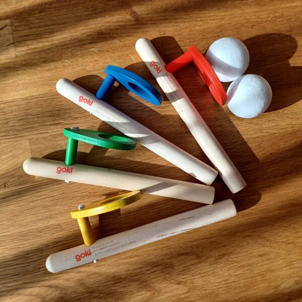 4 Schwebepfeife aus Holz mit 2 Styroporkugeln.