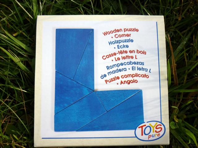 Ein blaues L aus 6 Holzteilen.