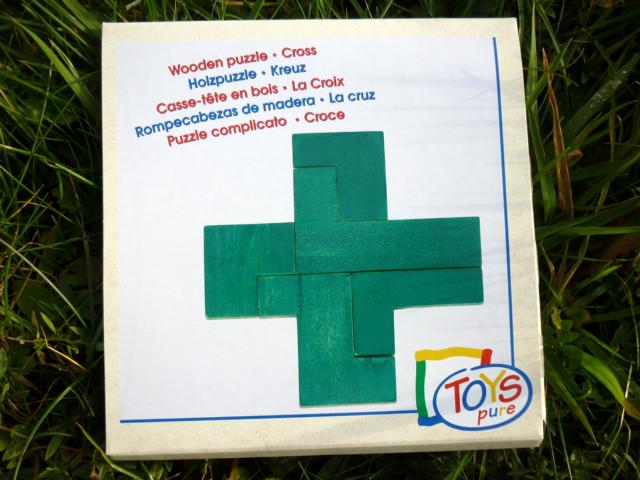 Ein grünes Kreuz aus 5 Holzteilen.