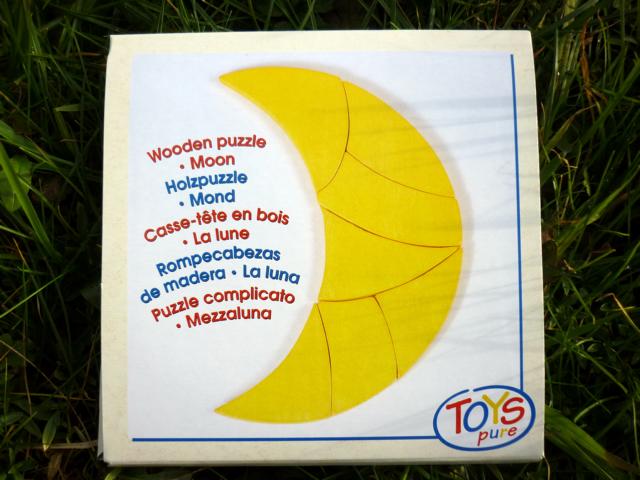 Ein gelber Mond aus 7 Holzteilen.