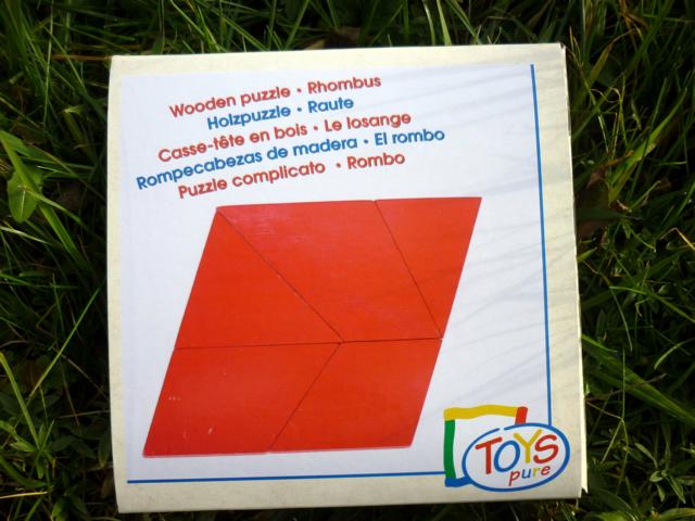 Eine rote Raute aus 5 Holzteilen.