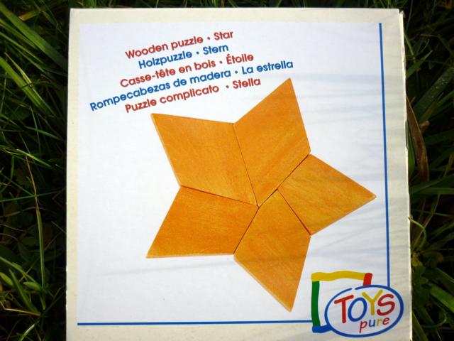 Ein oranger Stern aus 5 Holzteilen.