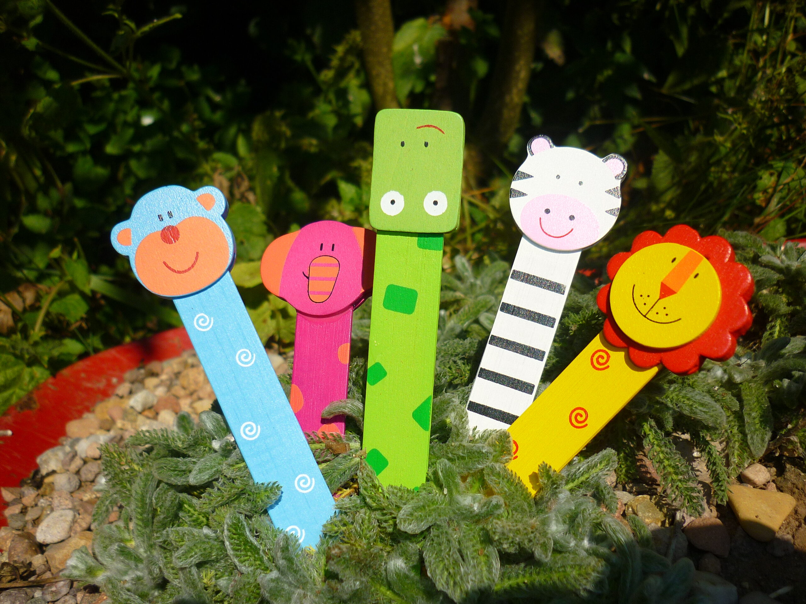 Im grünen sitzen hier 5 freundliche Lesezeichen