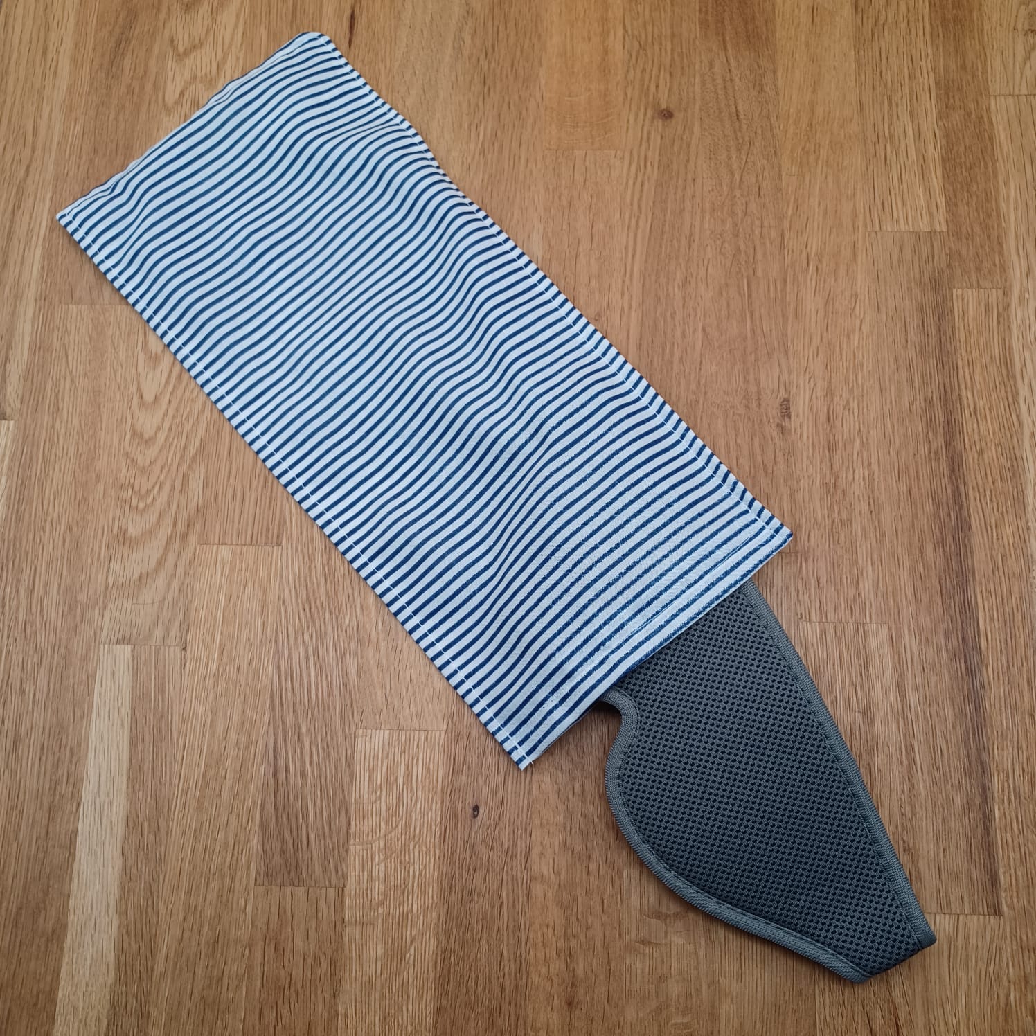 Abgebildet ist eine Schlafberille aus weichem, grauem Stoff deren Besonderheit ist das beide Augenmuschel versetzbar sind.