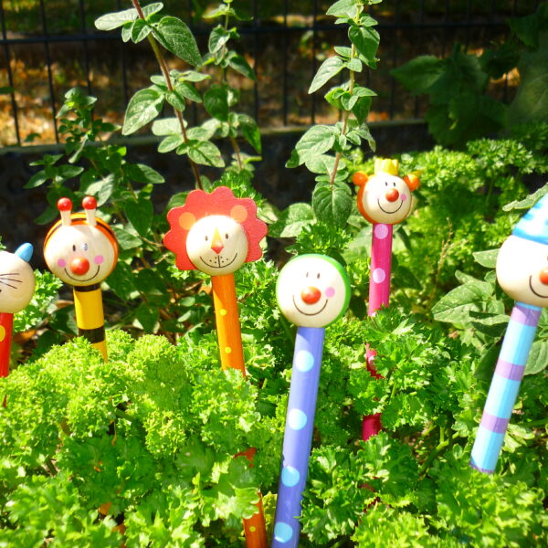 Im grünen sitzen hier 6 freundliche Stifthocker.