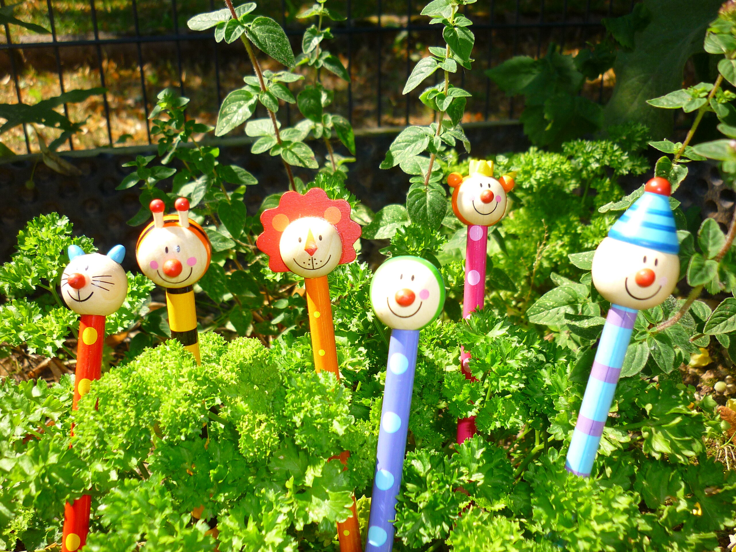 Im grünen sitzen hier 6 freundliche Stifthocker.